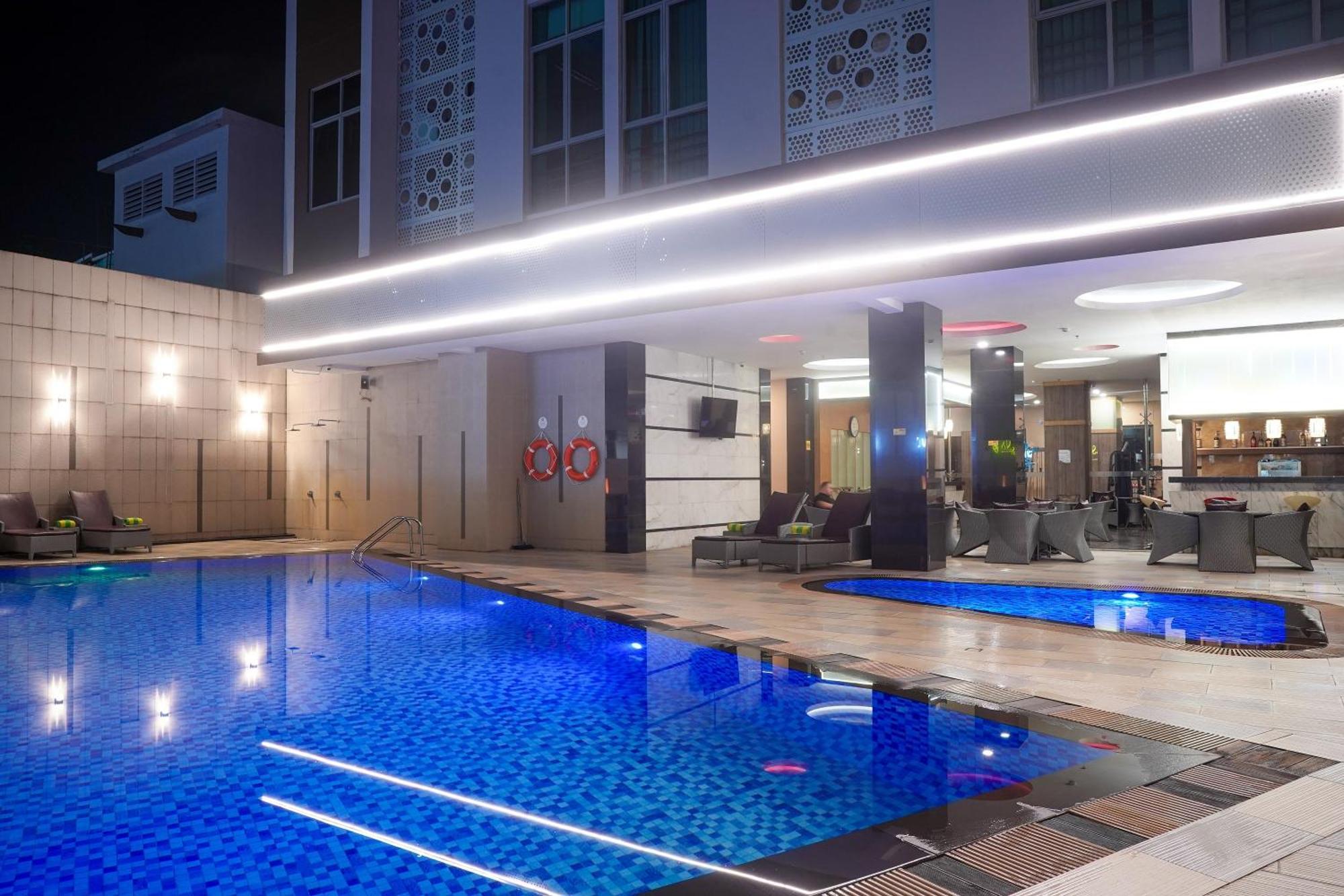 Nagoya Hill Hotel Batam Buitenkant foto