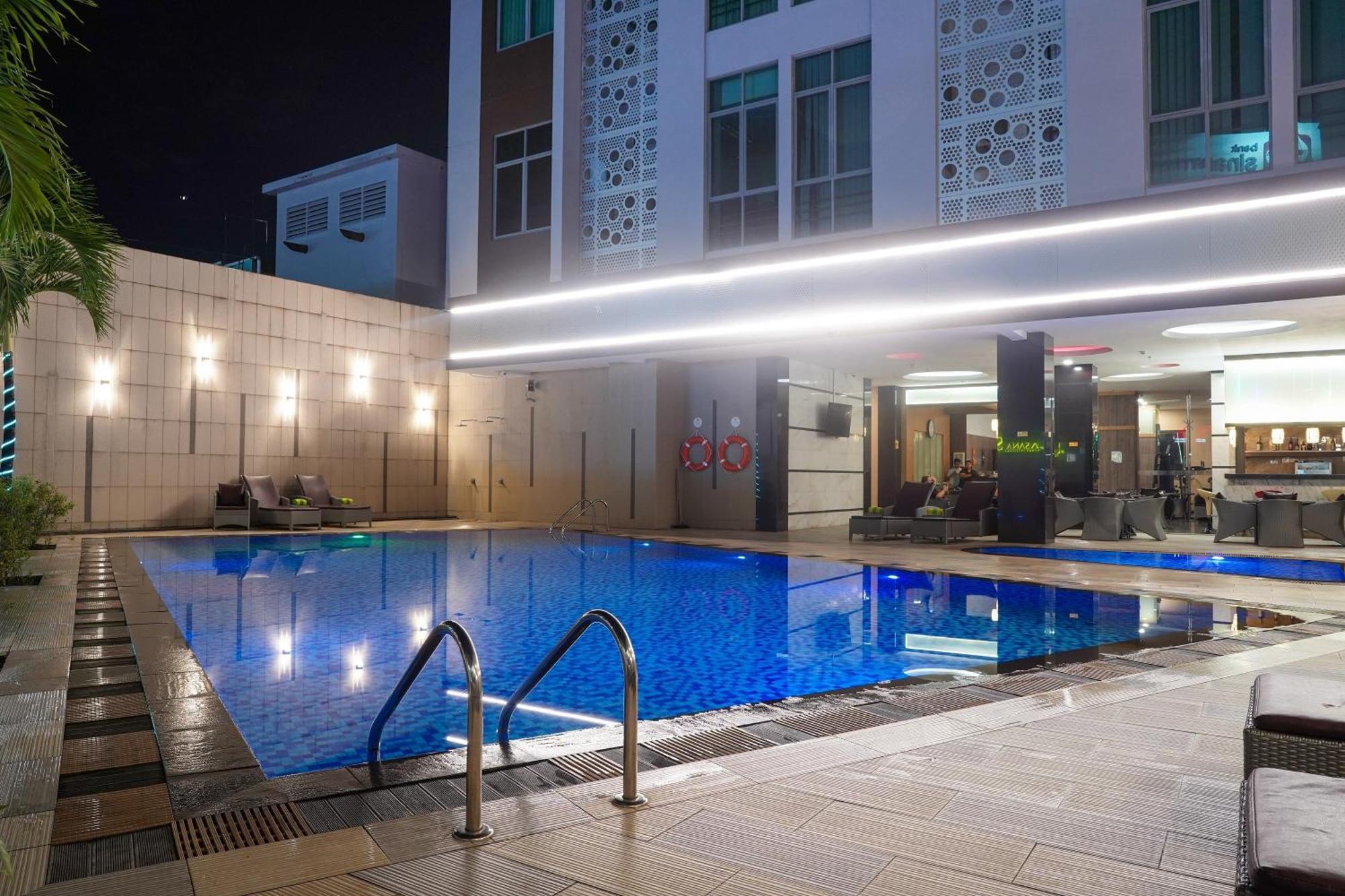 Nagoya Hill Hotel Batam Buitenkant foto