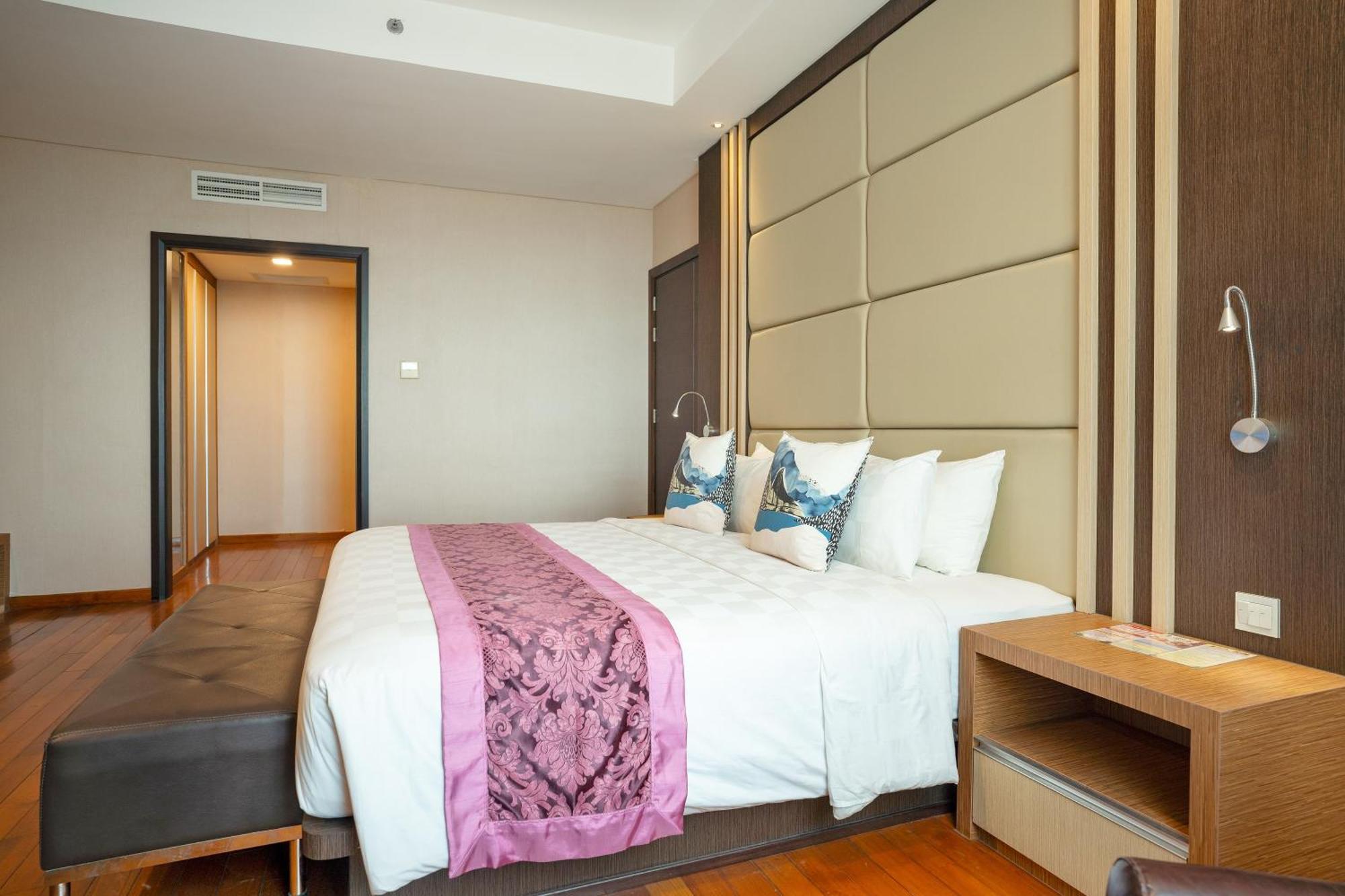 Nagoya Hill Hotel Batam Buitenkant foto